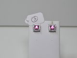 une paire de boucles d'oreilles « cubicge » roses et blanches exposées