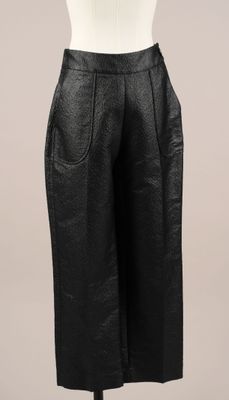 un pantalon-jupe en cuir noir sur un mannequin, un mannequin, un mannequin, un mannequin, un mannequin, un mannequin, un mannequin, un mannequin