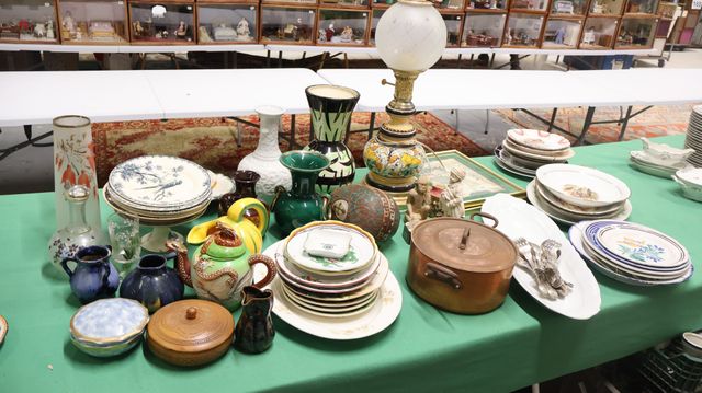 Important lot comprenant vases, pichets, assiettes décoratives, p...
