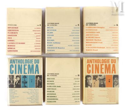 quatre livres posés sur une table avec un fond blanc et un fond blanc