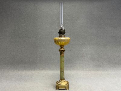 Lampe à pétrole en bronze et onyx à décor colonne corinthien…