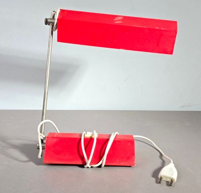un feu rouge fixé à un poteau métallique