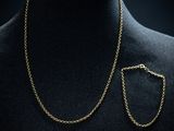 un mannequin portant un collier et une paire de boucles d'oreilles