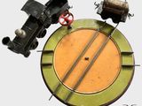 une horloge sur laquelle figure un train et un autre train