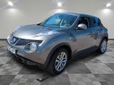 Le SUV Nissan Juke argenté est garé dans le garage.