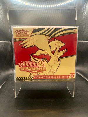 un gros plan sur une boîte de cartes à collectionner Pokémon posée sur une table