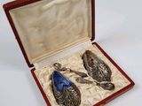 deux paires de chaussures dans un étui posé sur une surface blanche
