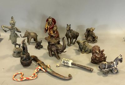 un grand nombre de figurines posées sur une table