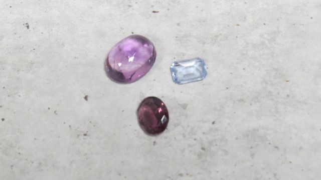 Trois pierres semi précieuses