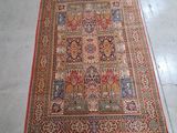 un tapis multicolore posé au sol