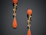 une paire de boucles d'oreilles en corail et diamants