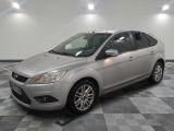 la ford focus est garée sur le sol en damier d'un garage
