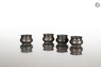 trois vases en argent posés sur une surface blanche
