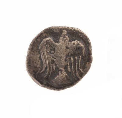 Gros plan sur une pièce de monnaie ornée d'un aigle