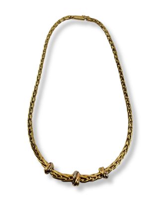 une image d'un collier en or sur fond blanc