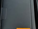 beaucoup de boîtes noires munies d'étiquettes orange