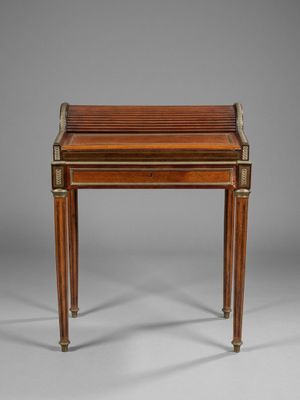 une petite table avec un plateau en bois et des finitions en laiton