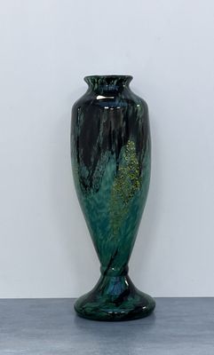 VASE balustre vert et noir rehaussé de paillettes or. Signé DAUM 