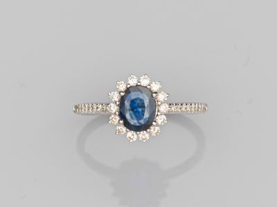 une bague à grappes de saphirs et de diamants