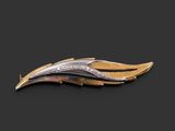 une broche en or et en argent ornée d'un motif de feuilles