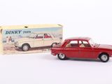 une petite voiture devant une boîte de Dinky Toys