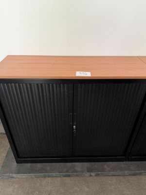 un gros plan d'une armoire en bois dotée d'une porte métallique