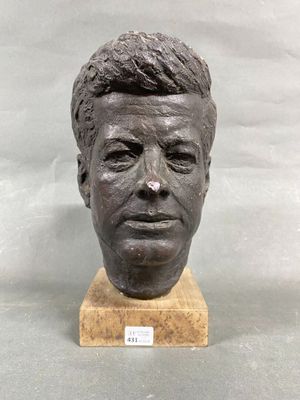statue représentant la tête d'un homme posée sur un socle en marbre