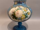 un vase bleu orné d'un motif floral