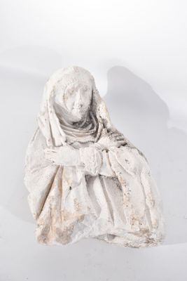 une vieille statue représentant une femme assise sur une surface blanche