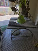Une table basse grise au plateau latté (vide)