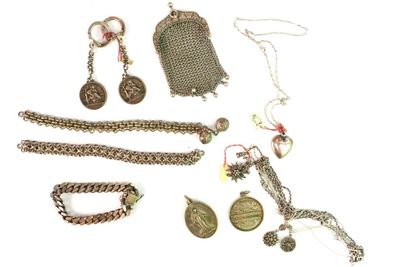de nombreux colliers et bracelets posés sur un fond blanc
