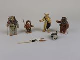 un ensemble de figurines posées sur une surface blanche