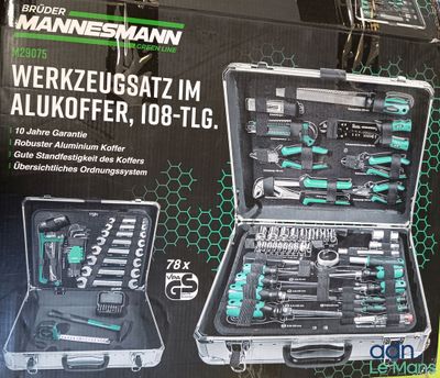 une boîte avec un tas d'outils à l'intérieur