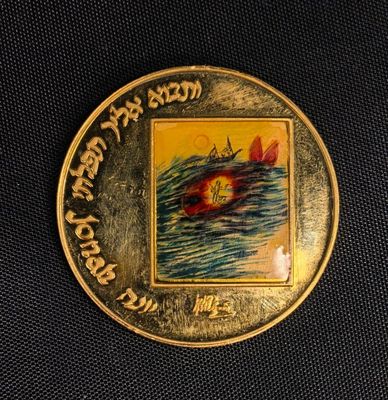 une pièce d'or sur laquelle est représenté un bateau