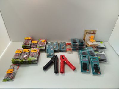 un grand nombre d'objets différents posés sur une table