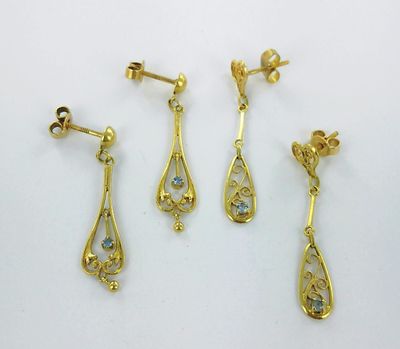 trois paires de boucles d'oreilles plaquées or ornées de pierres bleues