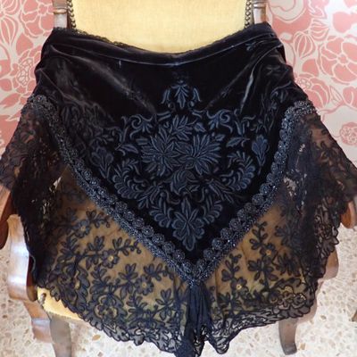 une chaise ornée d'une jupe noire et dorée