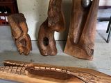 plusieurs morceaux de bois sont posés sur une table à côté d'un clavier