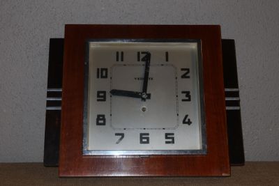 une horloge posée sur une table dans une pièce