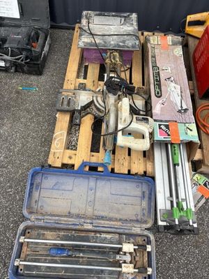 a lot of tools that are sitting on a pallet