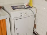 une machine à laver et un sèche-linge dans une petite salle de bains