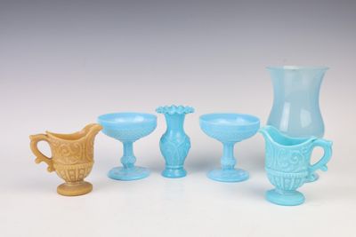 plusieurs morceaux de verre posés sur une table les uns à côté des autres