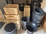 de nombreuses casseroles et poêles posées les unes à côté des autres sur le sol