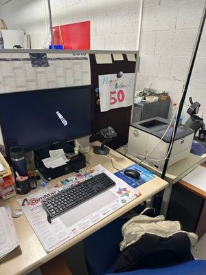un bureau équipé d'un écran d'ordinateur et d'un clavier