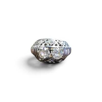 une image d'une bague en diamant sur fond blanc