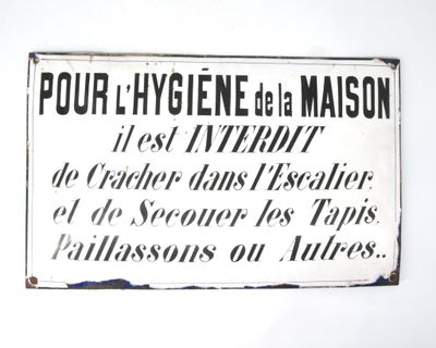 une pancarte accrochée au mur qui indique qu'il est très ancien