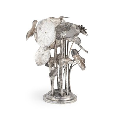 un vase en argent contenant un bouquet de fleurs