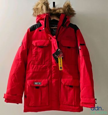 un gros plan sur une veste rouge suspendue à un cintre