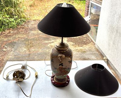 Lampe de table ancienne composée d'un pied en céramique japo…