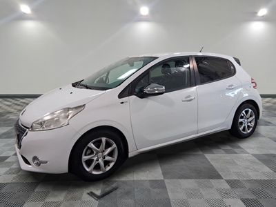 la photo d'une voiture blanche garée dans un garage